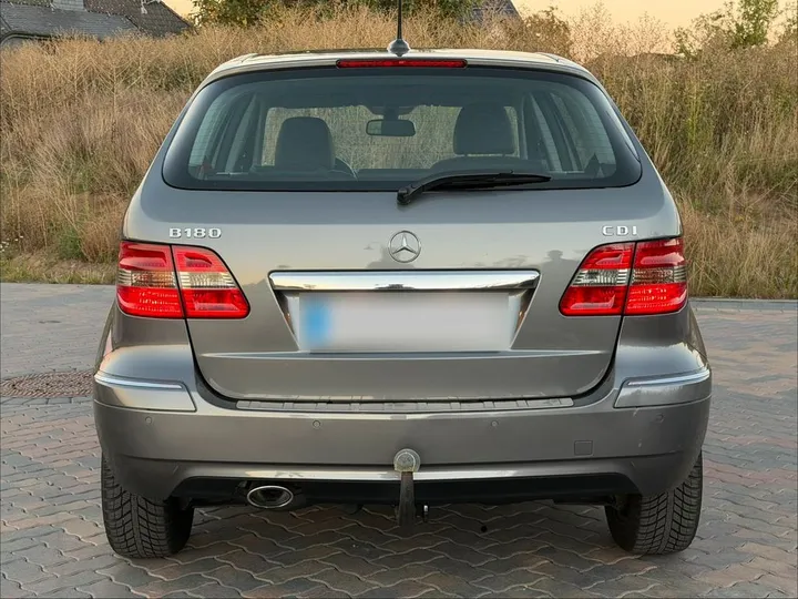 Mercedes-Benz B 180