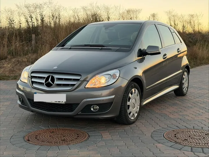 Mercedes-Benz B 180