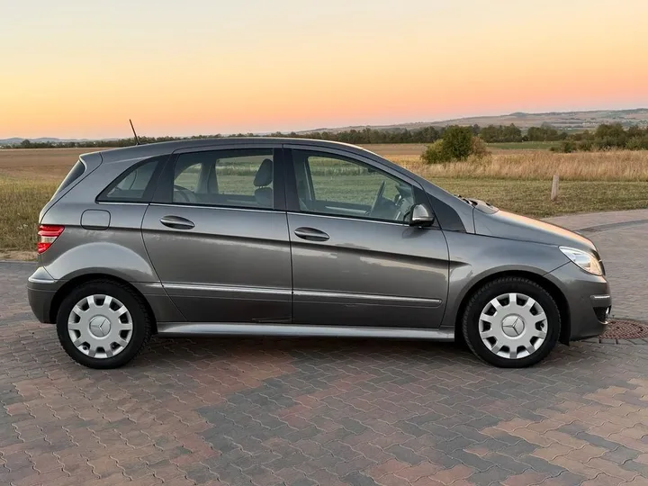 Mercedes-Benz B 180