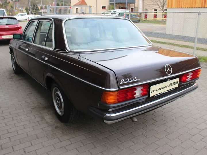 Mercedes-Benz 230