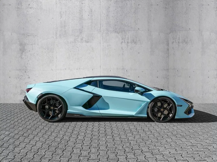 Lamborghini Revuelto