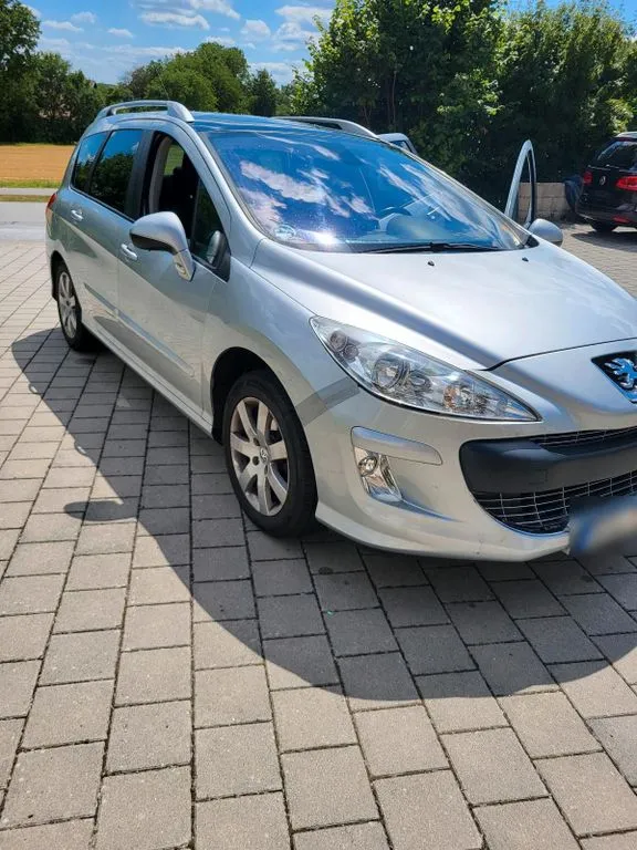 Peugeot e-308