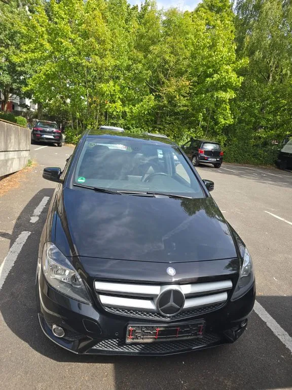 Mercedes-Benz B 180