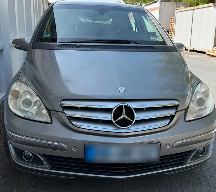 Mercedes-Benz B 180