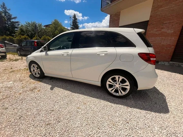 Mercedes-Benz B 180
