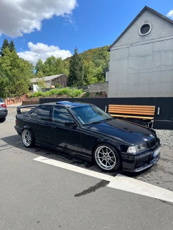 BMW 323