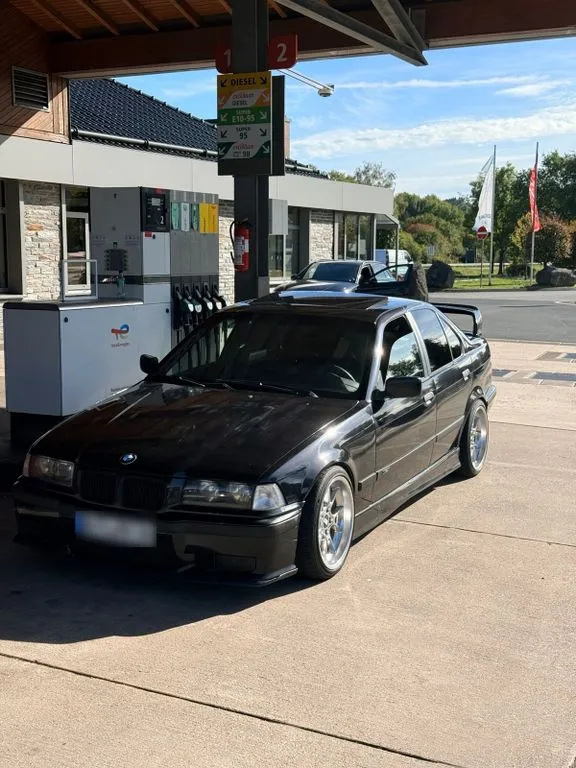 BMW 323