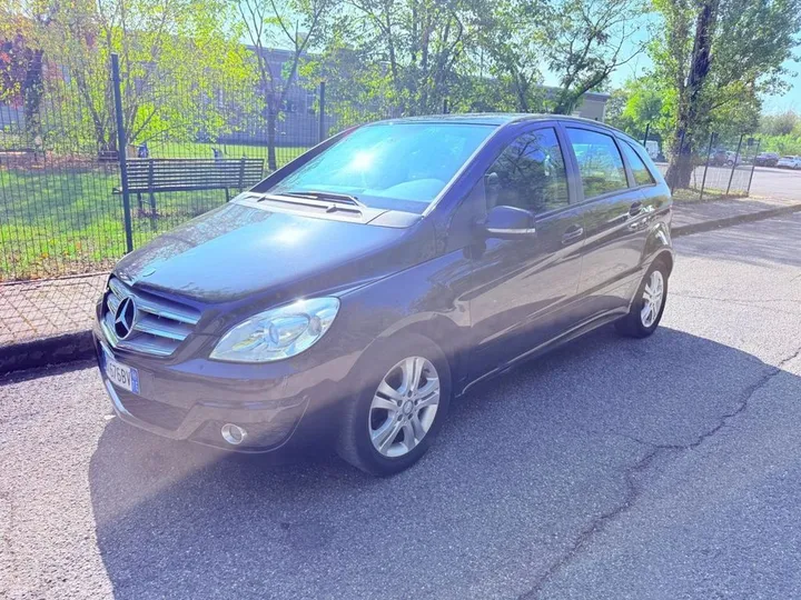 Mercedes-Benz B 180