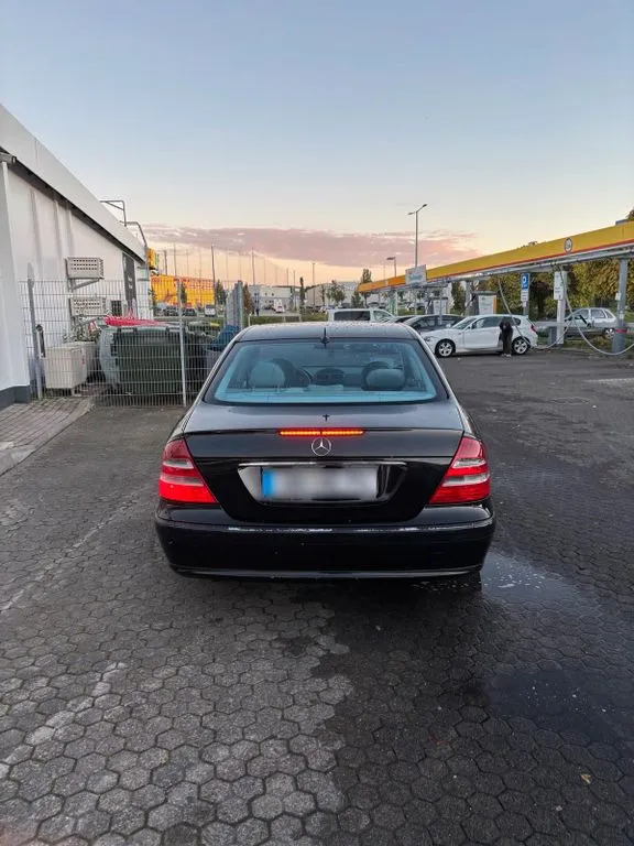 Mercedes-Benz E 240