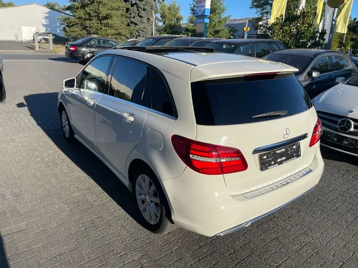 Mercedes-Benz B 180