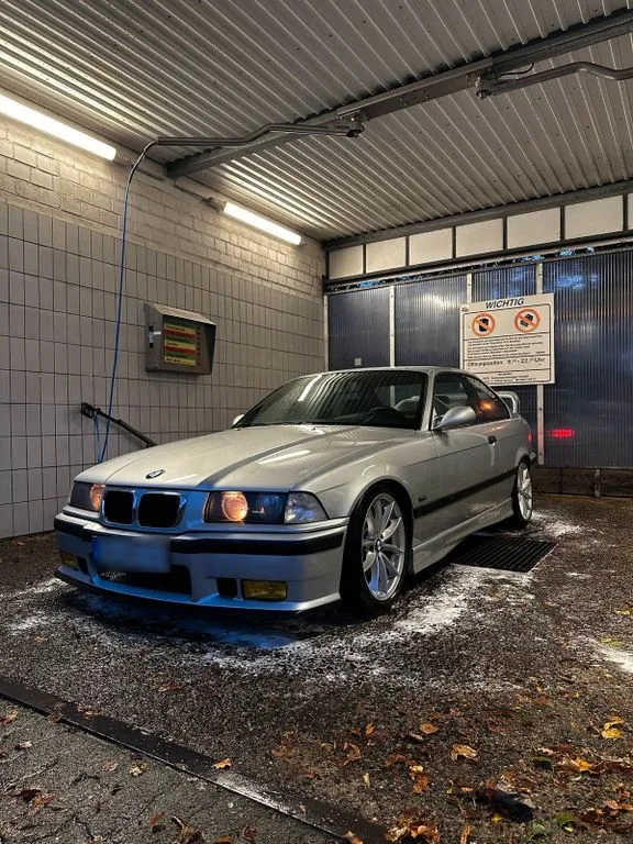BMW 323