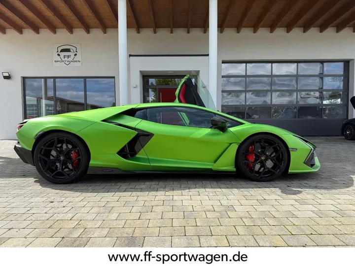 Lamborghini Revuelto