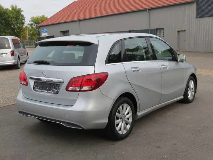 Mercedes-Benz B 180