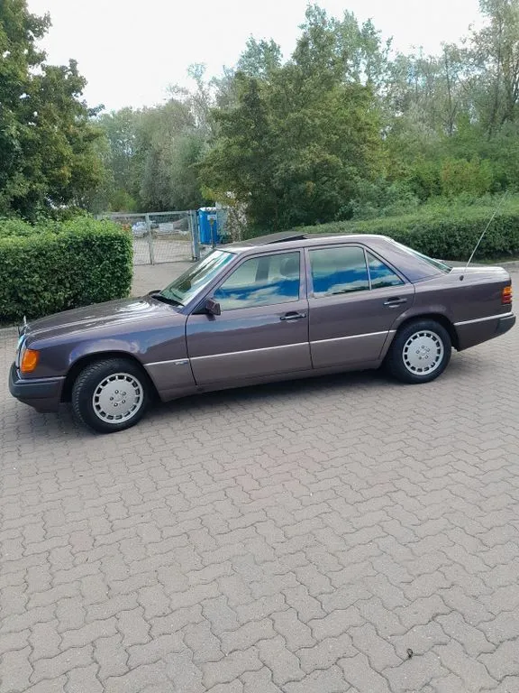 Mercedes-Benz E 230