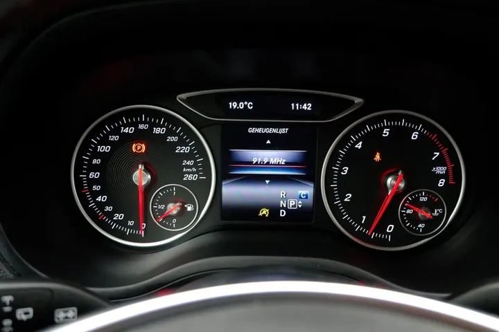 Mercedes-Benz B 180