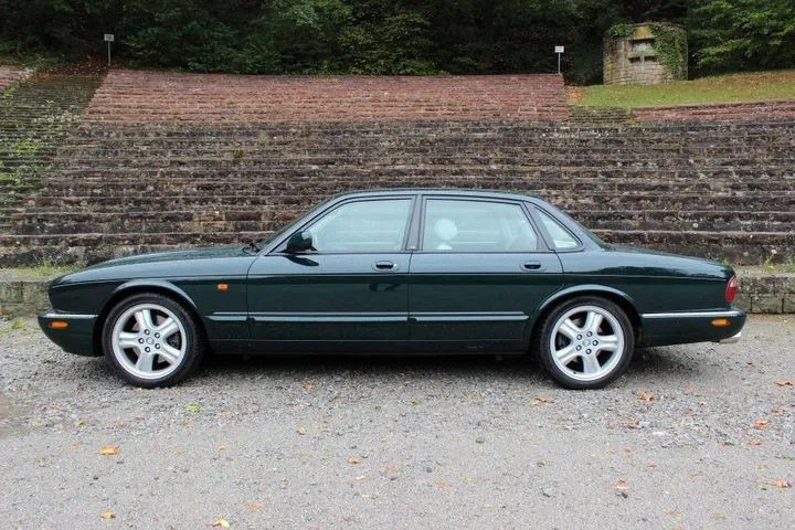 Jaguar XJR