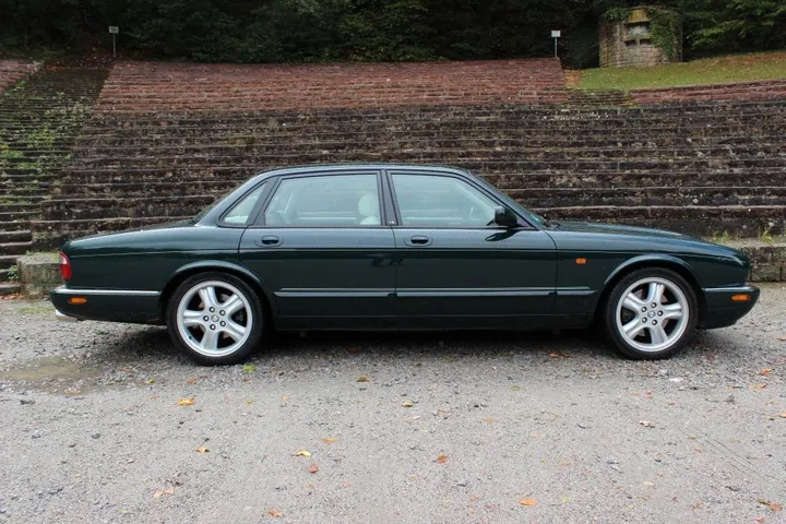 Jaguar XJR