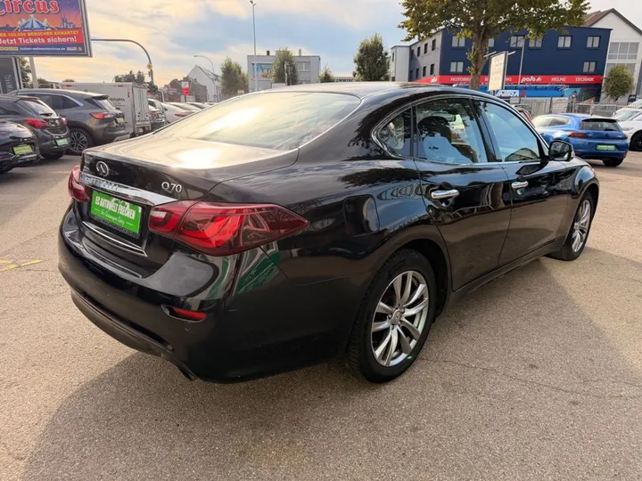 Infiniti Q70