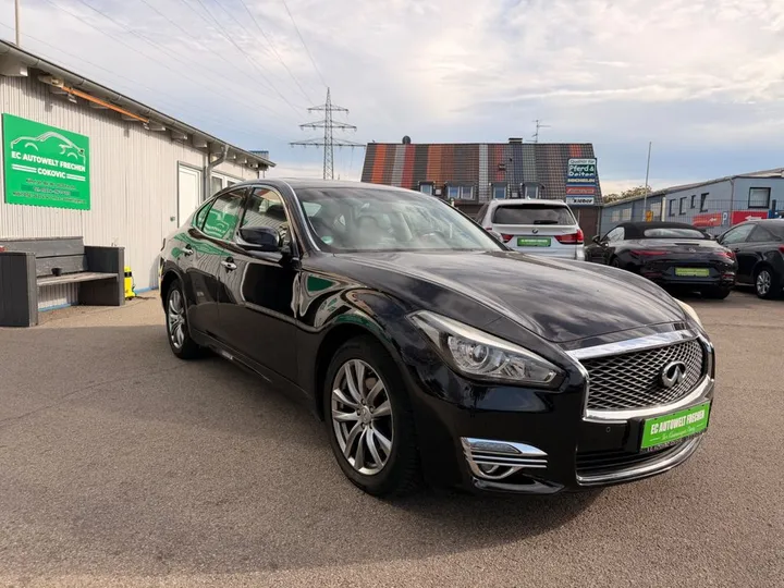 Infiniti Q70