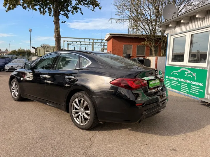 Infiniti Q70