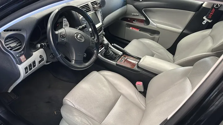Lexus IS 220