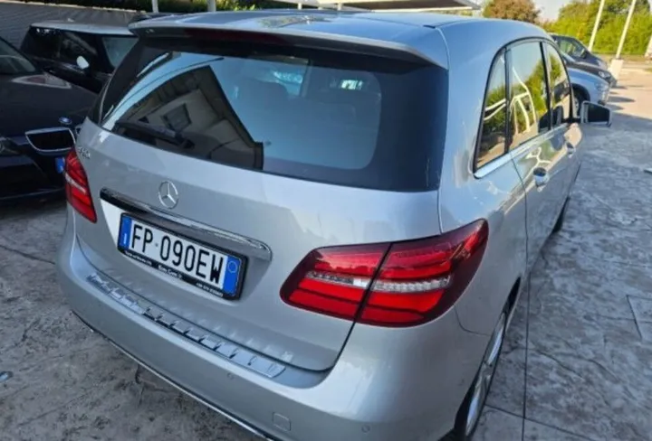 Mercedes-Benz B 180
