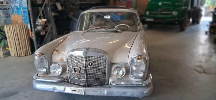 Mercedes-Benz 230