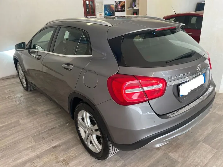 Mercedes-Benz GLA 200