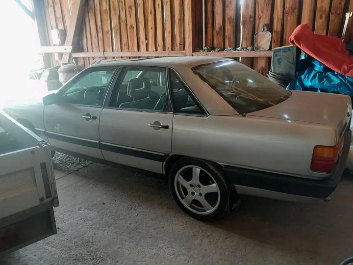 Audi 100
