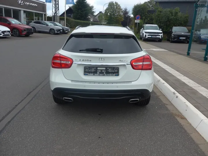 Mercedes-Benz GLA 220