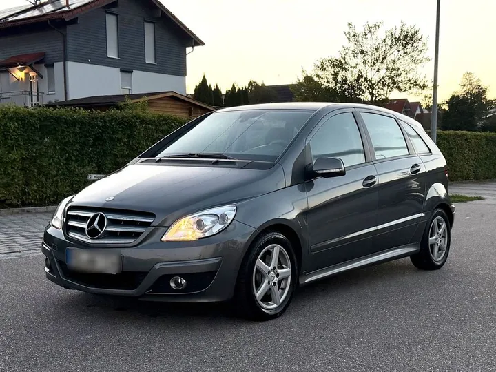 Mercedes-Benz B 180