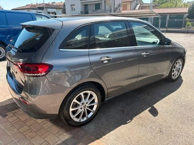 Mercedes-Benz B 180