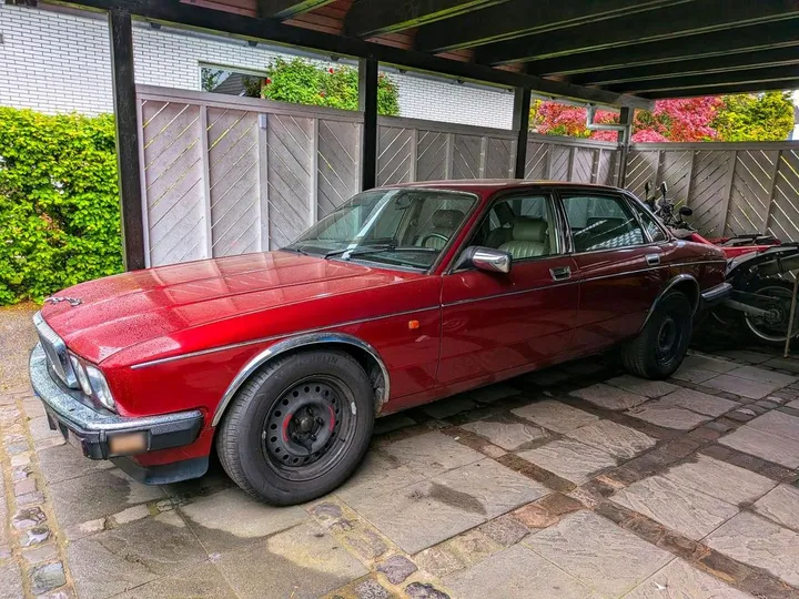Jaguar XJ40