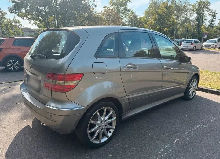 Mercedes-Benz B 200