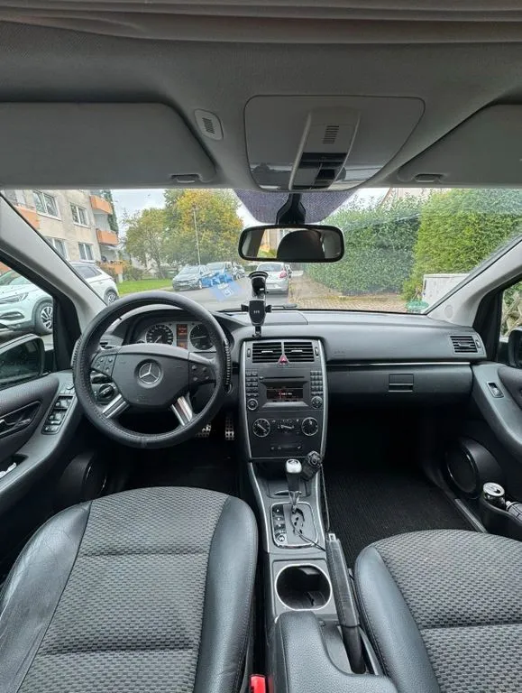 Mercedes-Benz B 180