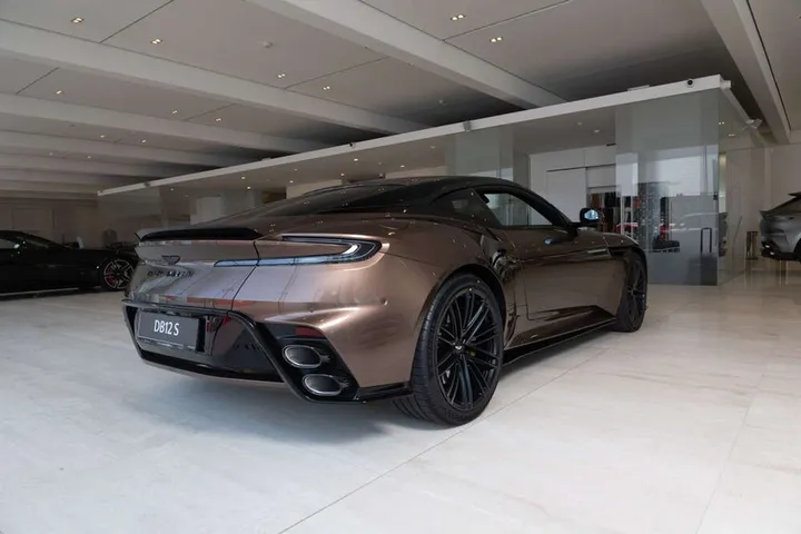 Aston Martin DB12