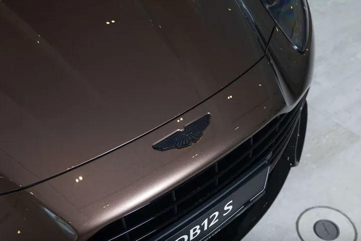Aston Martin DB12