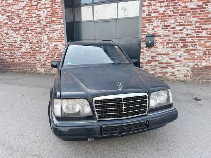 Mercedes-Benz 220