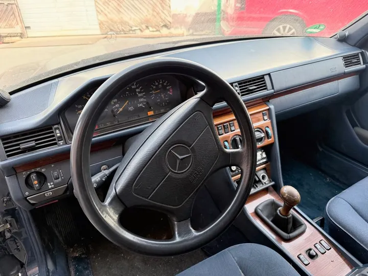 Mercedes-Benz 220