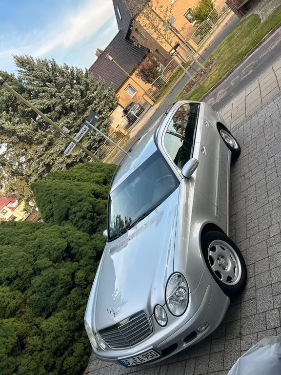 Mercedes-Benz E 240
