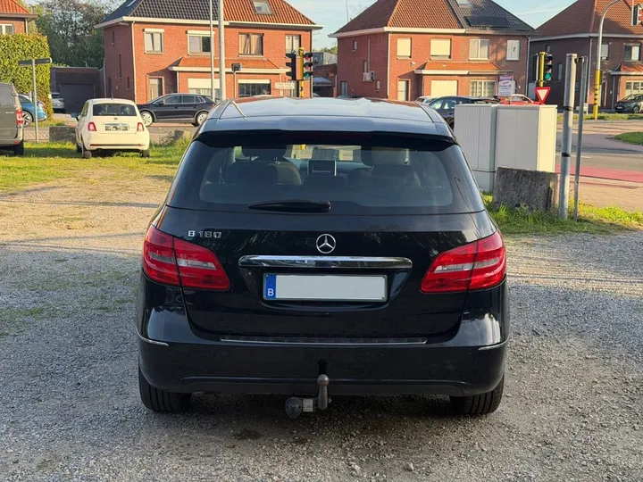 Mercedes-Benz B 180
