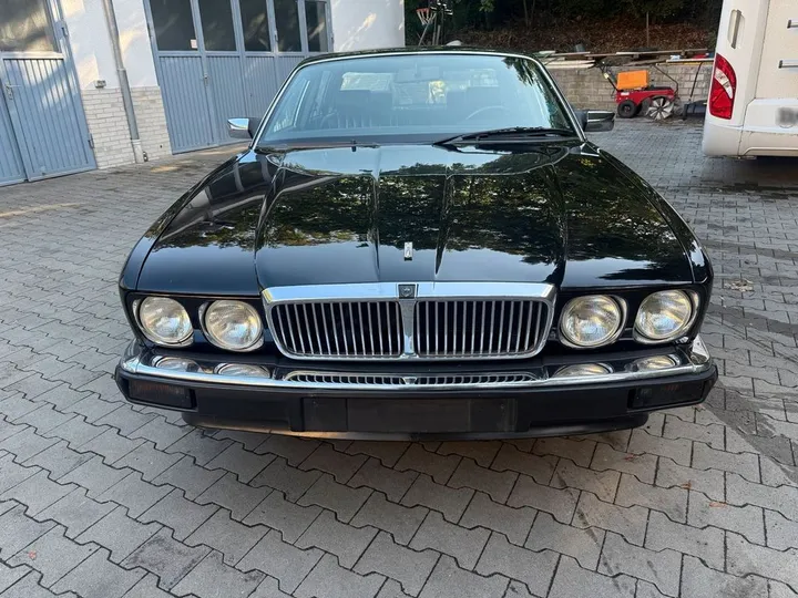 Jaguar XJ40