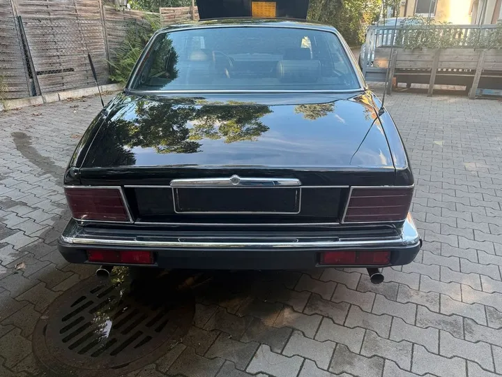 Jaguar XJ40