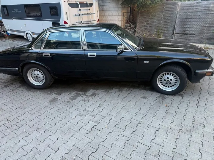 Jaguar XJ40