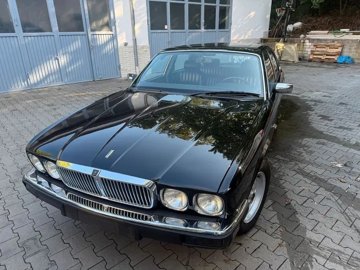Jaguar XJ40