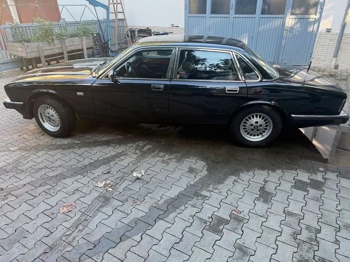 Jaguar XJ40