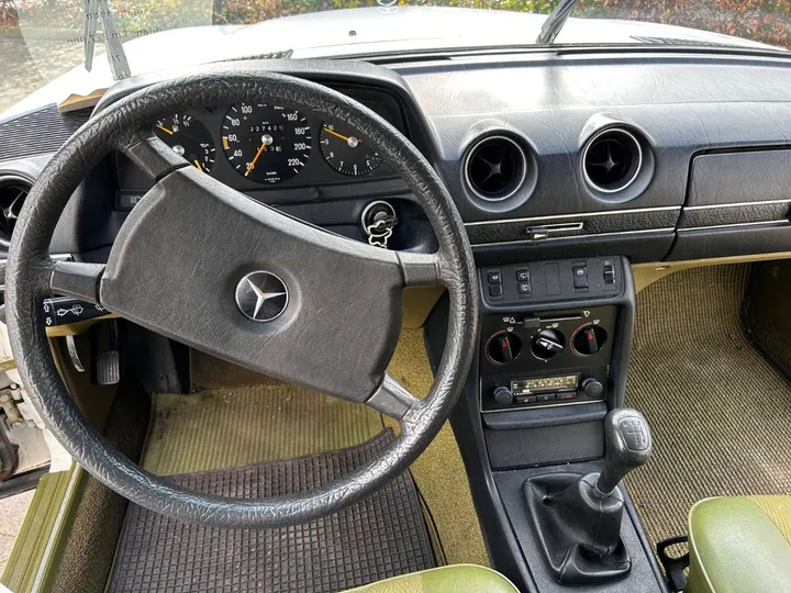 Mercedes-Benz 230