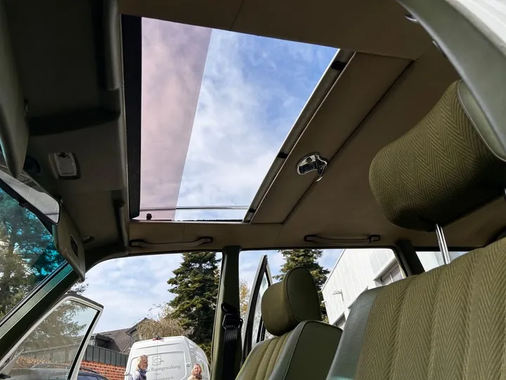 Mercedes-Benz 230