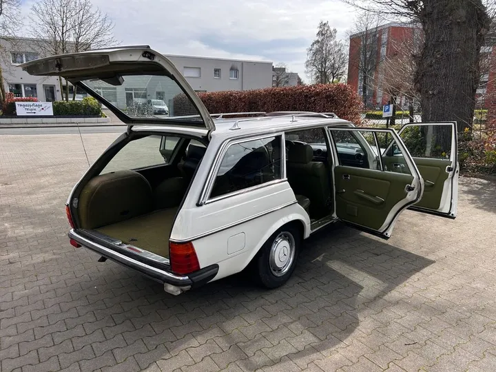 Mercedes-Benz 230