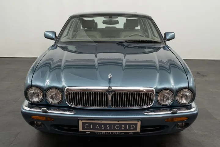 Jaguar XJ8